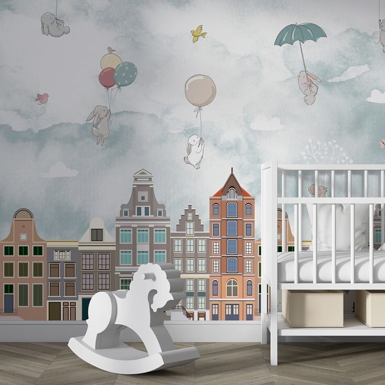 Nástěnná malba se zvířaty, balónky a deštníky létajícími nad městskými domy Zvířata létající nad městem pro dětský pokoj - hlavní obrázek produktu